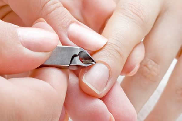 Tirar a cutícula das unhas faz mal?